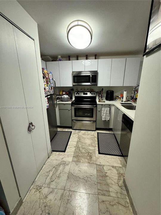 For Sale: $344,700 (1 beds, 1 baths, 850 Square Feet)