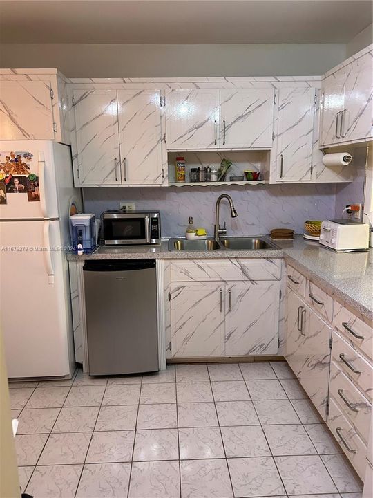 For Sale: $140,000 (2 beds, 1 baths, 935 Square Feet)