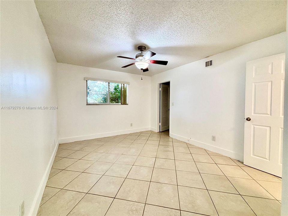 For Sale: $175,000 (1 beds, 1 baths, 802 Square Feet)