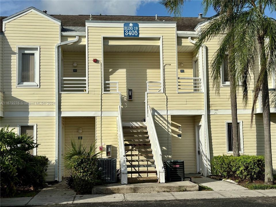 For Sale: $175,000 (1 beds, 1 baths, 802 Square Feet)