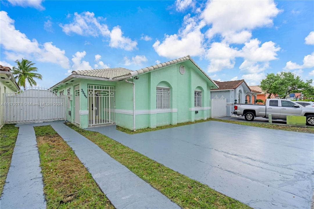 For Sale: $580,000 (3 beds, 2 baths, 1572 Square Feet)