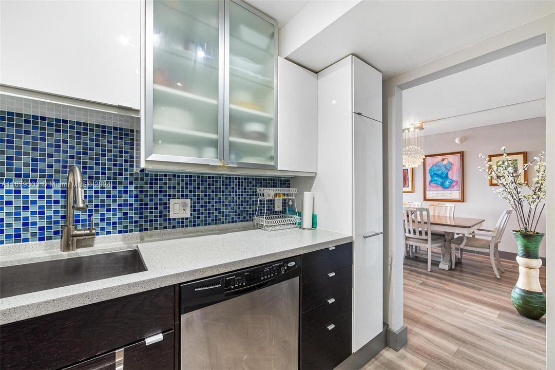 For Sale: $345,000 (2 beds, 2 baths, 996 Square Feet)