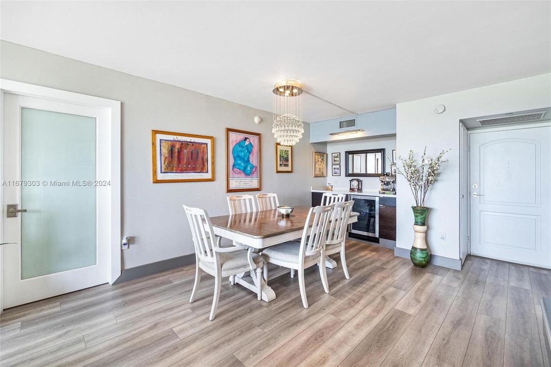 For Sale: $345,000 (2 beds, 2 baths, 996 Square Feet)