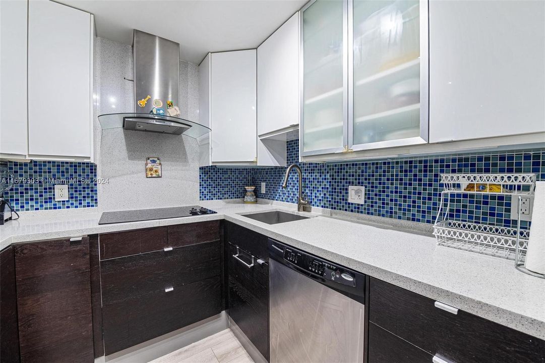 For Sale: $345,000 (2 beds, 2 baths, 996 Square Feet)