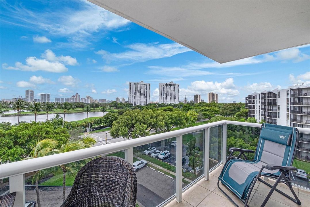 For Sale: $345,000 (2 beds, 2 baths, 996 Square Feet)