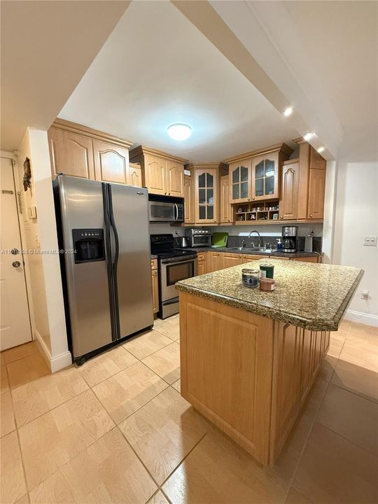 Active With Contract: $1,850 (1 beds, 1 baths, 670 Square Feet)