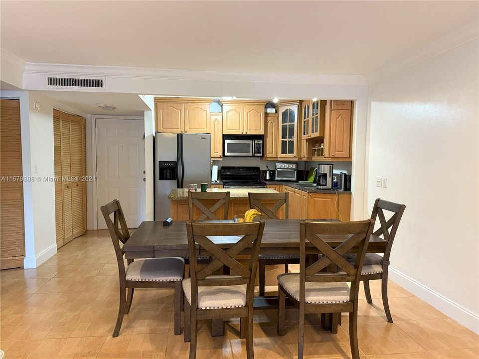 Active With Contract: $1,850 (1 beds, 1 baths, 670 Square Feet)