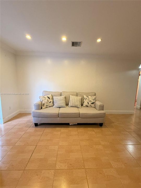 Active With Contract: $1,850 (1 beds, 1 baths, 670 Square Feet)