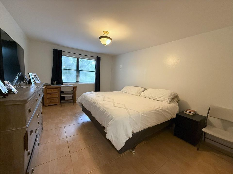 Active With Contract: $1,850 (1 beds, 1 baths, 670 Square Feet)