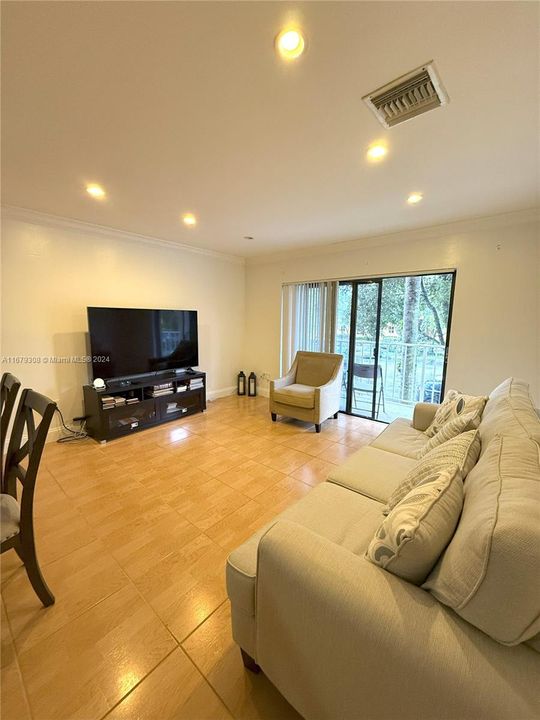 Active With Contract: $1,850 (1 beds, 1 baths, 670 Square Feet)