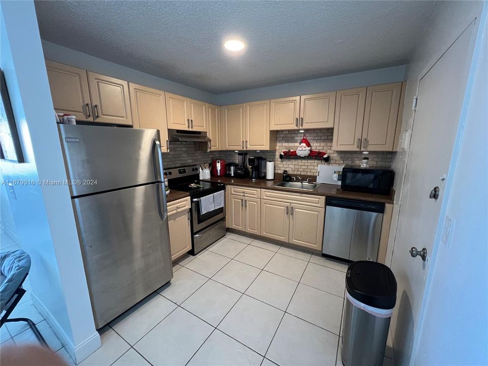 For Sale: $269,000 (2 beds, 1 baths, 984 Square Feet)