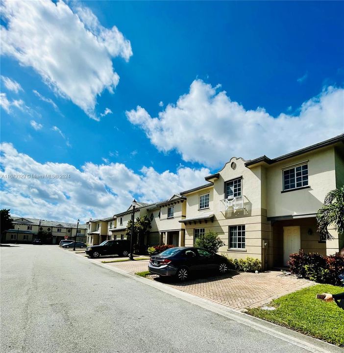 Active With Contract: $1,850 (2 beds, 2 baths, 855 Square Feet)