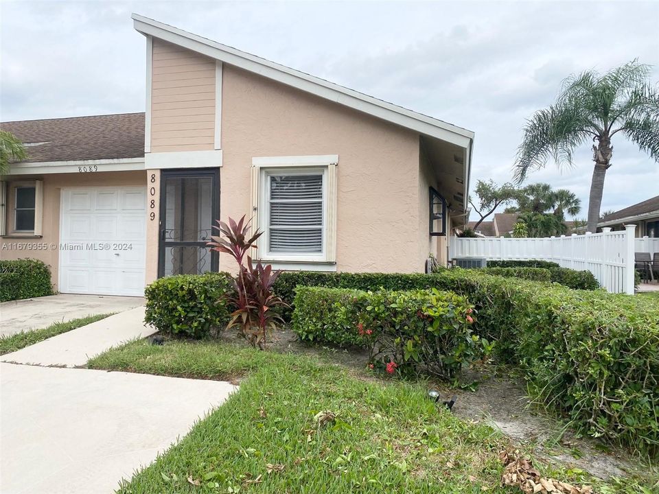 For Sale: $330,000 (2 beds, 2 baths, 1148 Square Feet)