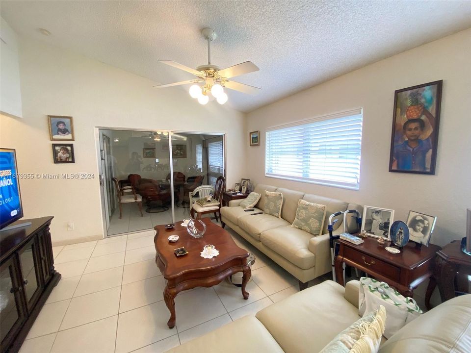 For Sale: $330,000 (2 beds, 2 baths, 1148 Square Feet)