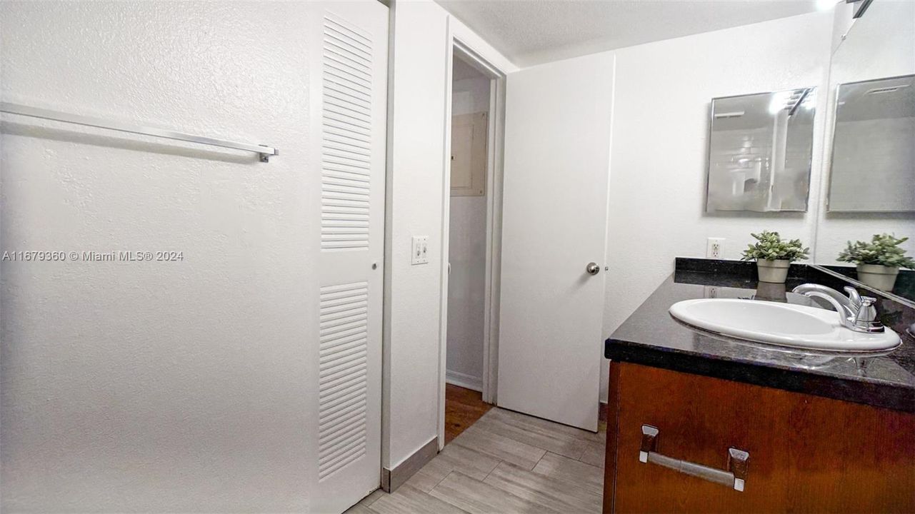 Active With Contract: $1,800 (1 beds, 1 baths, 743 Square Feet)