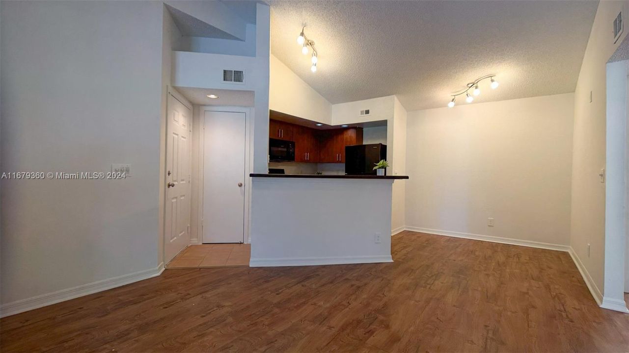 Active With Contract: $1,800 (1 beds, 1 baths, 743 Square Feet)