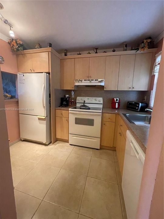 For Sale: $145,500 (2 beds, 2 baths, 850 Square Feet)