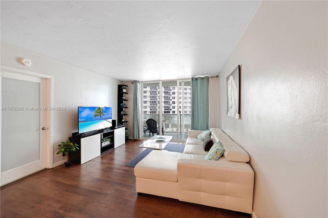 For Sale: $449,975 (1 beds, 1 baths, 874 Square Feet)