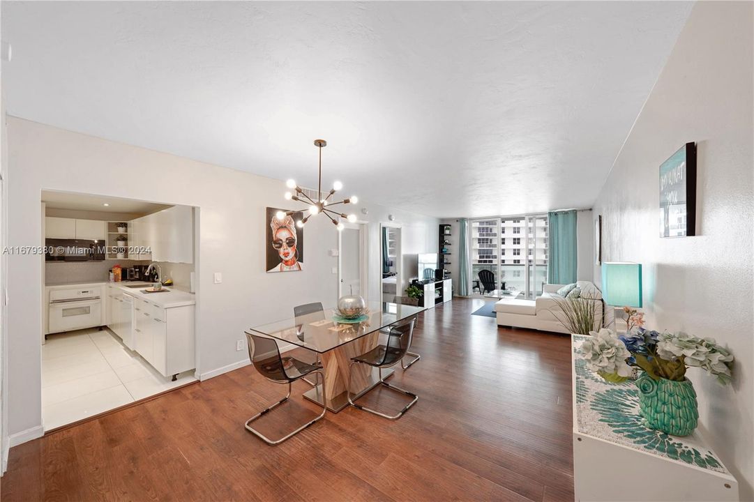 For Sale: $449,975 (1 beds, 1 baths, 874 Square Feet)