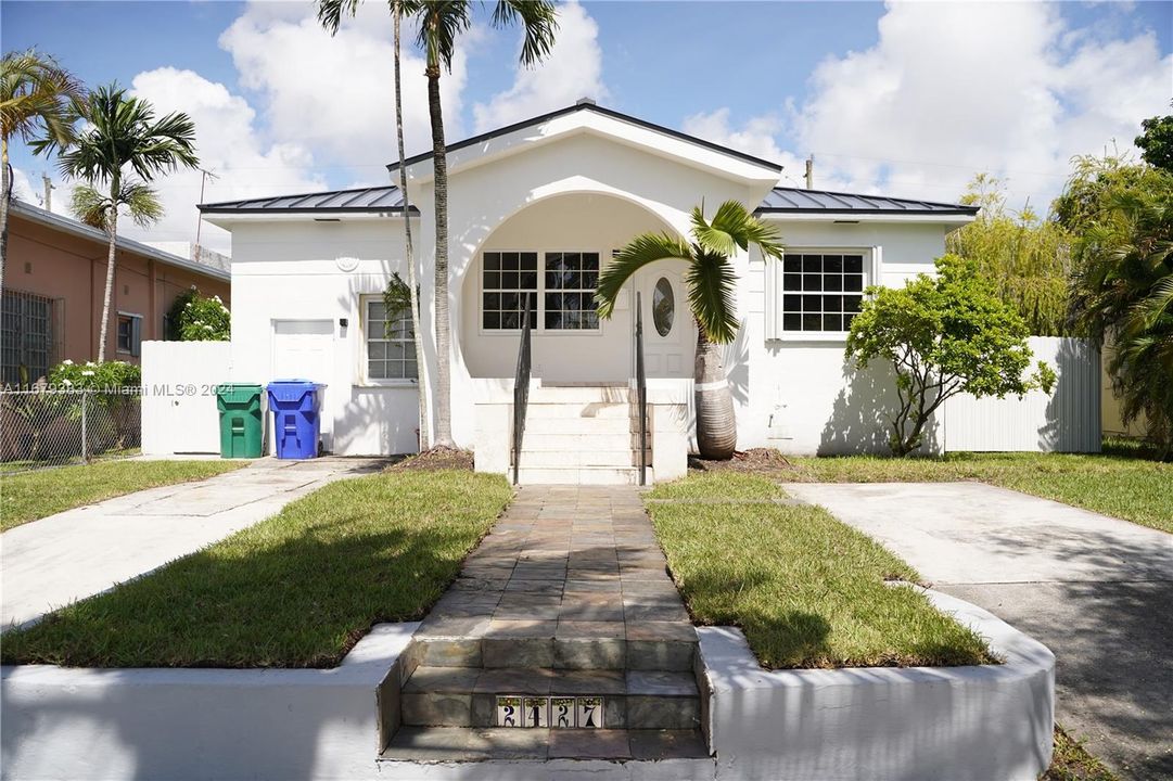 For Sale: $1,025,000 (3 beds, 3 baths, 1181 Square Feet)