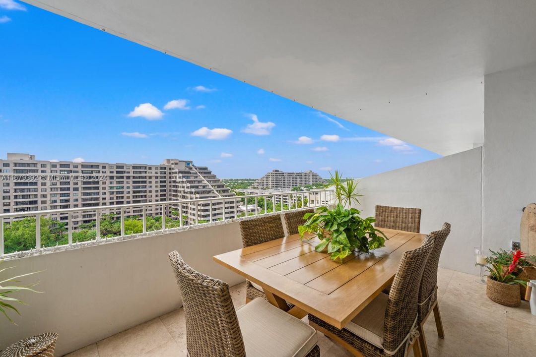 For Sale: $1,300,000 (2 beds, 2 baths, 1260 Square Feet)