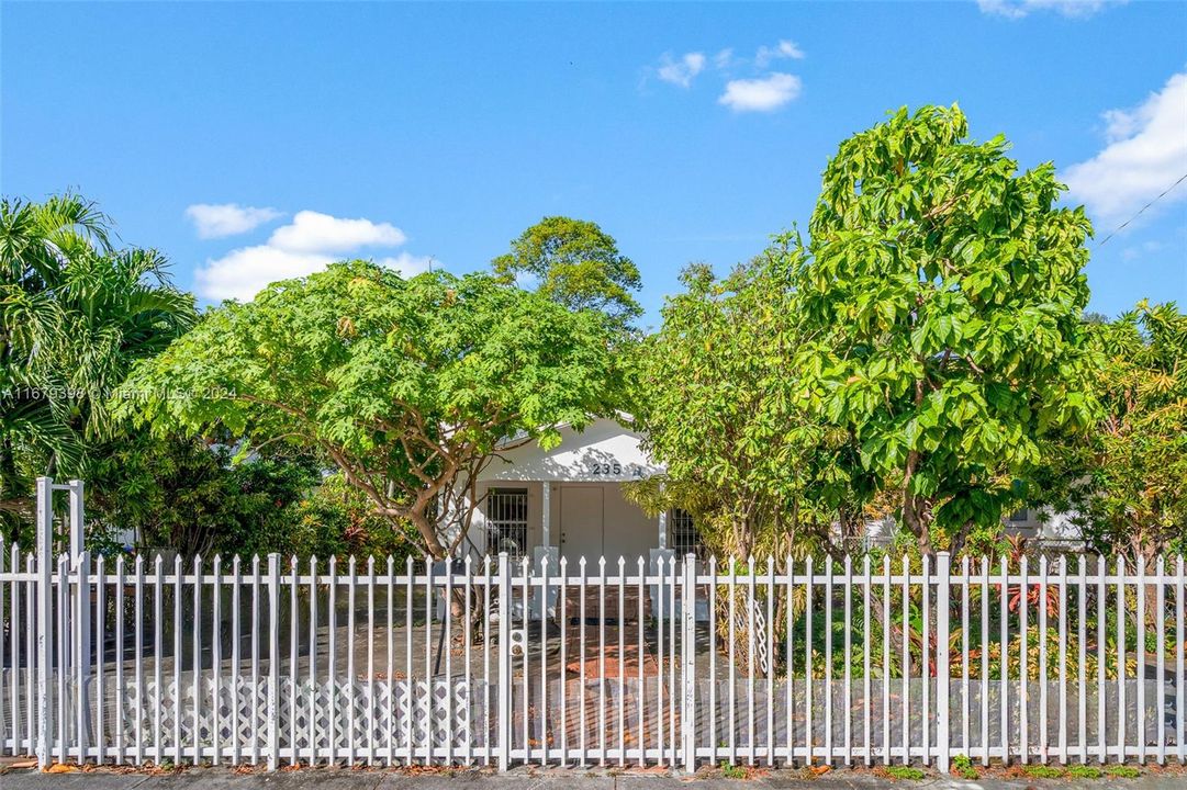 For Sale: $999,900 (2 beds, 1 baths, 946 Square Feet)