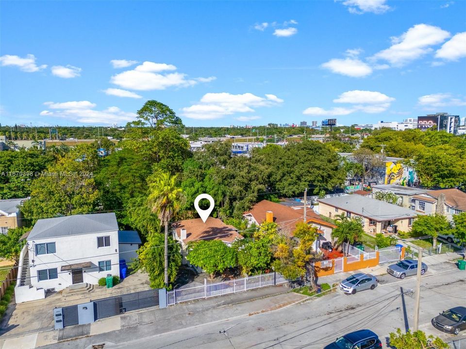 For Sale: $999,900 (2 beds, 1 baths, 946 Square Feet)