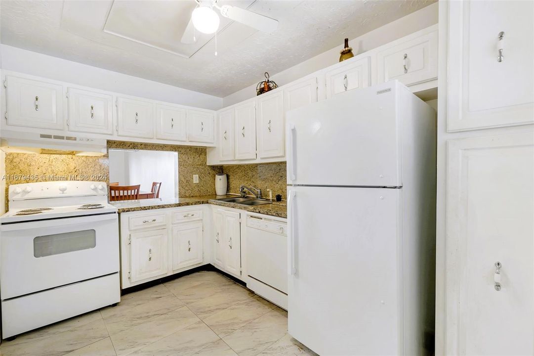 For Sale: $159,000 (2 beds, 2 baths, 1021 Square Feet)