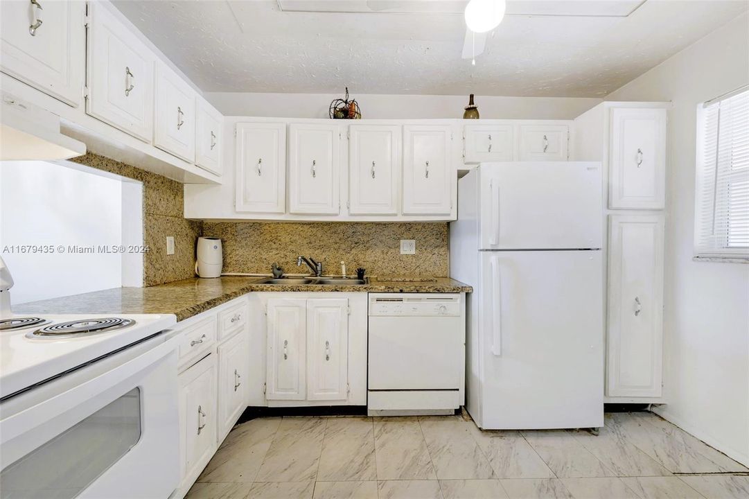 For Sale: $159,000 (2 beds, 2 baths, 1021 Square Feet)