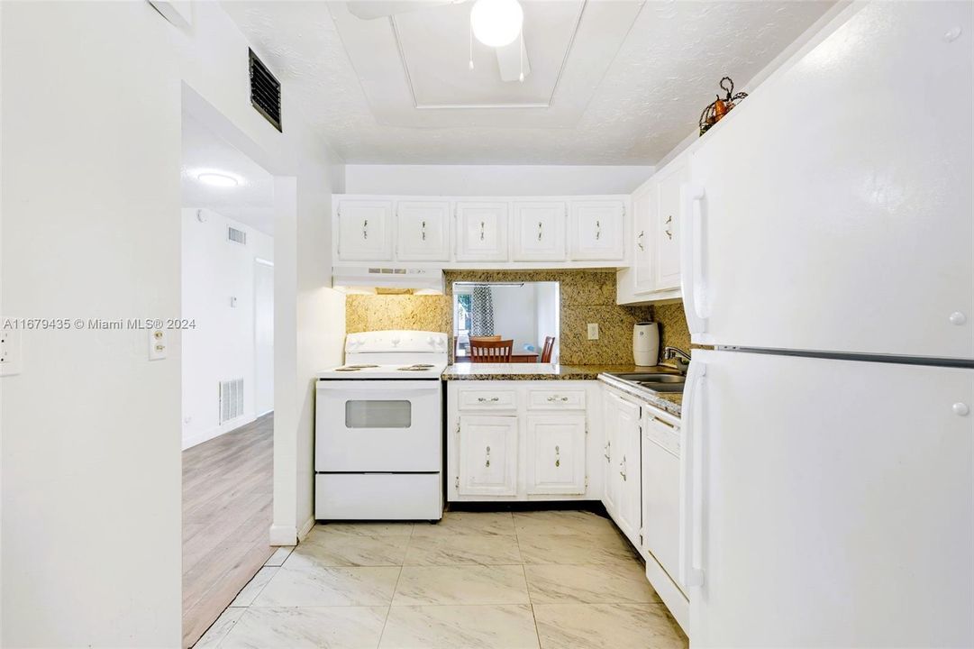 For Sale: $159,000 (2 beds, 2 baths, 1021 Square Feet)