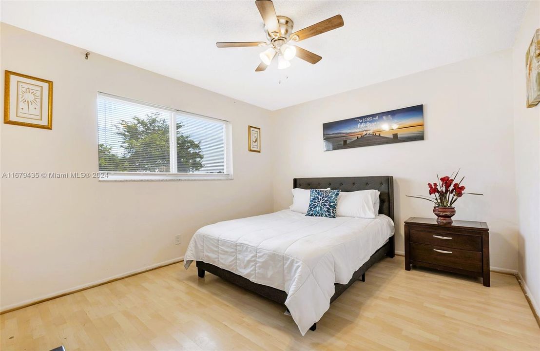 For Sale: $159,000 (2 beds, 2 baths, 1021 Square Feet)