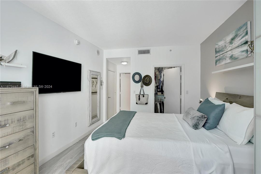 For Sale: $425,000 (1 beds, 1 baths, 799 Square Feet)