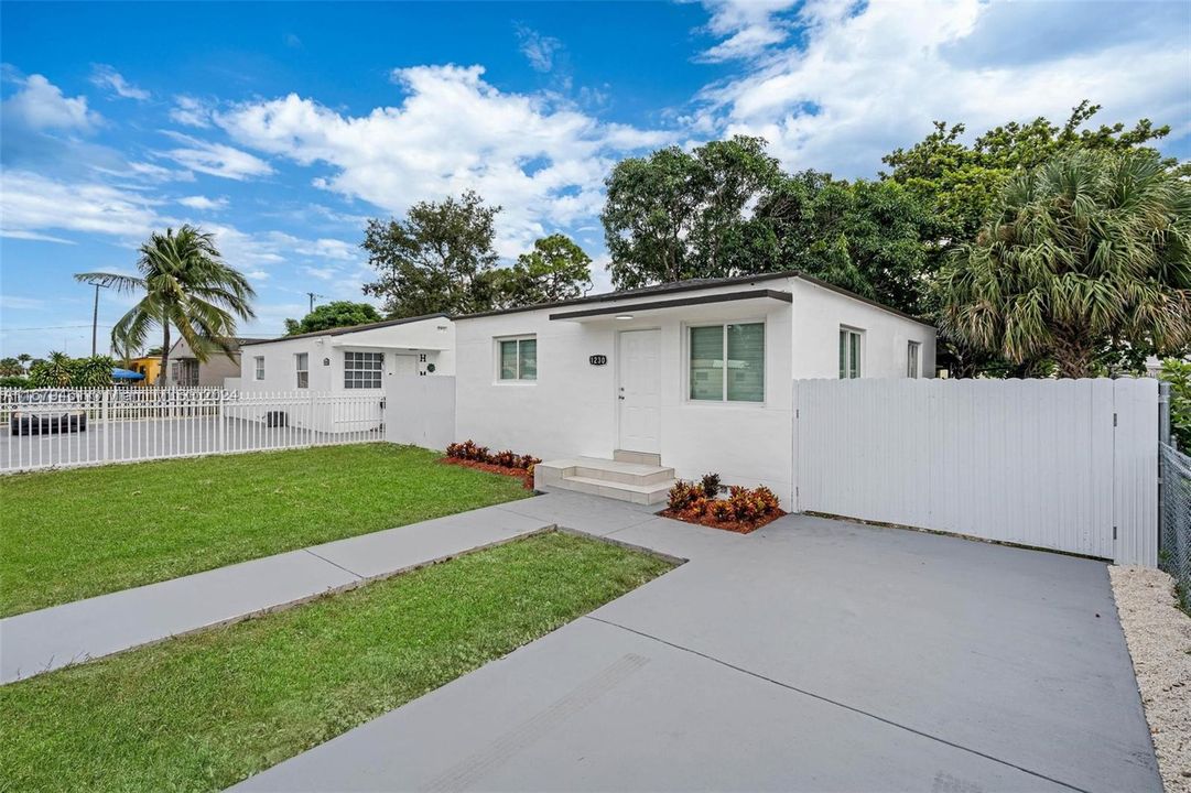 For Sale: $399,000 (2 beds, 1 baths, 780 Square Feet)