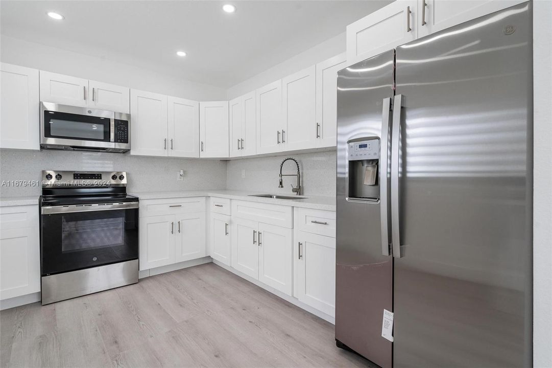 For Sale: $399,000 (2 beds, 1 baths, 780 Square Feet)