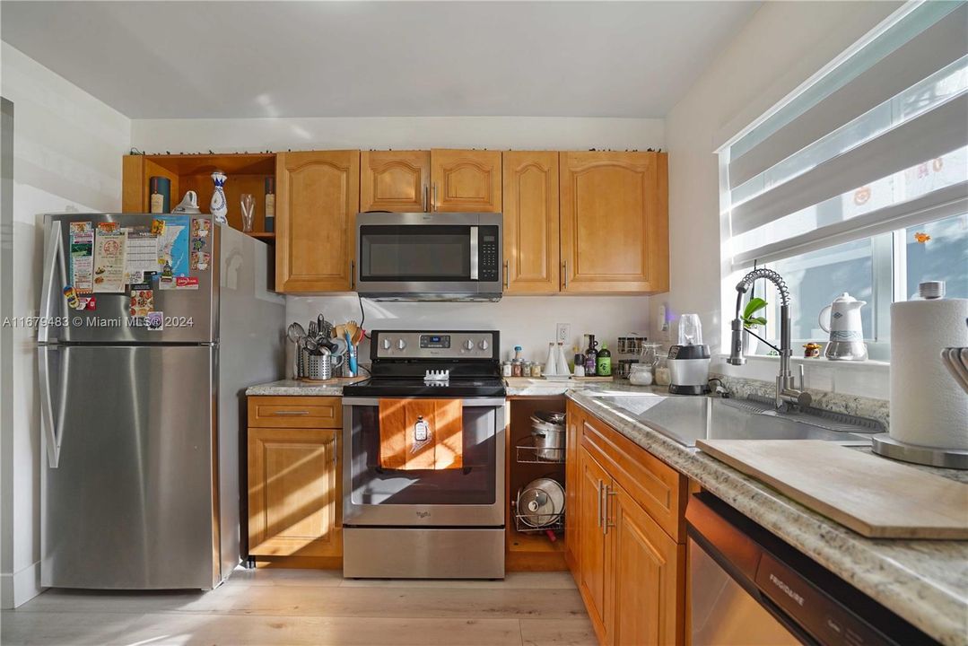 For Sale: $400,999 (2 beds, 2 baths, 1000 Square Feet)