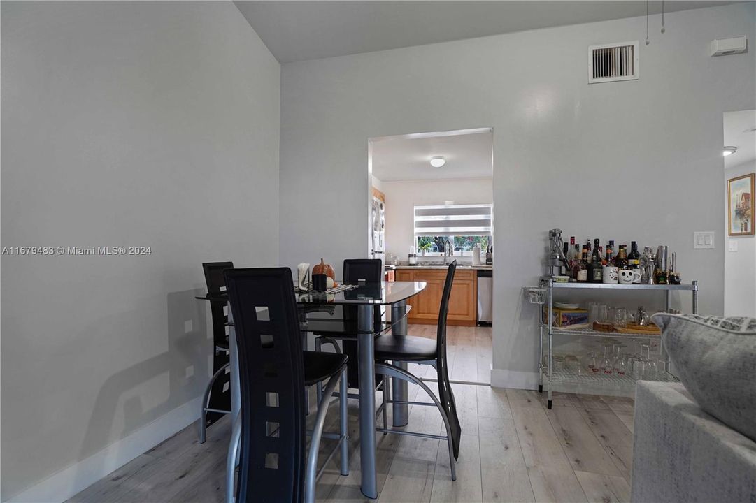 For Sale: $400,999 (2 beds, 2 baths, 1000 Square Feet)