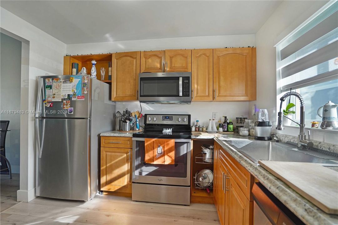 For Sale: $400,999 (2 beds, 2 baths, 1000 Square Feet)