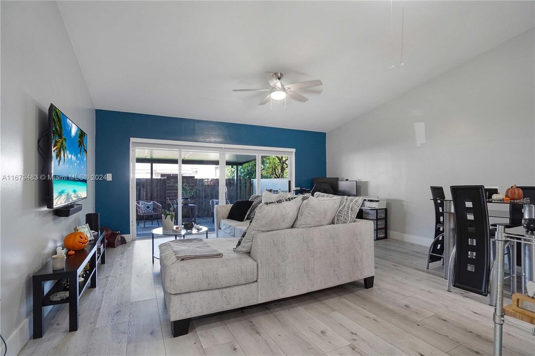 For Sale: $400,999 (2 beds, 2 baths, 1000 Square Feet)