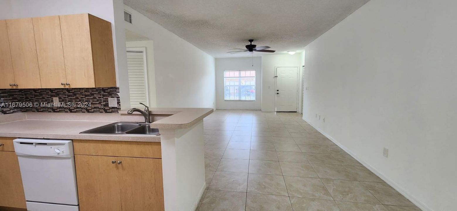 For Rent: $1,750 (1 beds, 1 baths, 784 Square Feet)