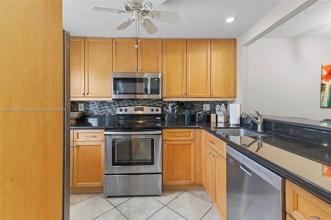 For Sale: $269,999 (2 beds, 2 baths, 960 Square Feet)