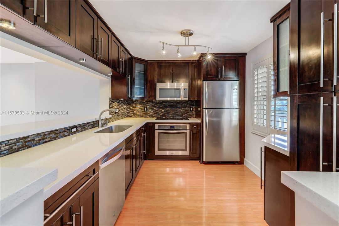 For Sale: $325,000 (2 beds, 2 baths, 1190 Square Feet)