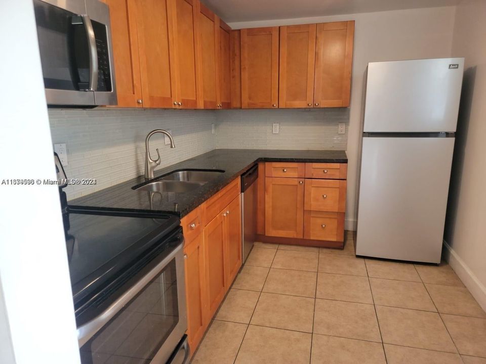 For Sale: $159,900 (2 beds, 2 baths, 959 Square Feet)