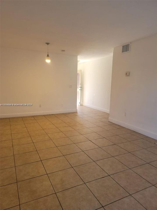 For Sale: $159,900 (2 beds, 2 baths, 959 Square Feet)