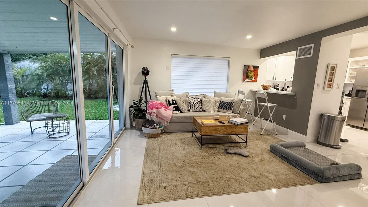 En Venta: $799,900 (4 camas, 3 baños, 1630 Pies cuadrados)