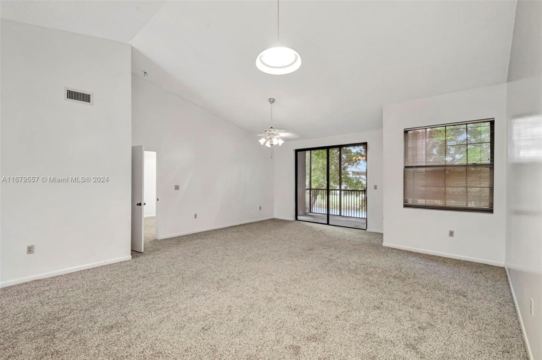 For Sale: $389,500 (2 beds, 2 baths, 1187 Square Feet)