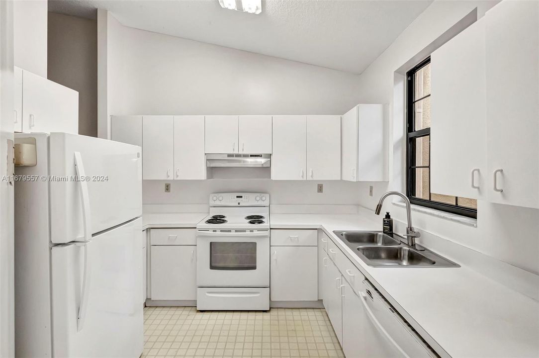 For Sale: $389,500 (2 beds, 2 baths, 1187 Square Feet)