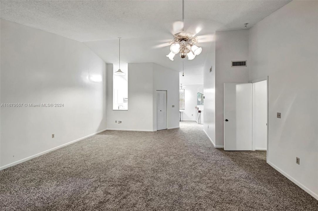 For Sale: $389,500 (2 beds, 2 baths, 1187 Square Feet)