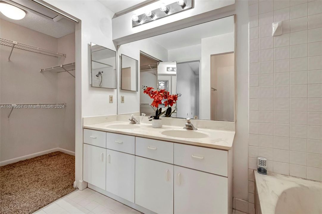 For Sale: $389,500 (2 beds, 2 baths, 1187 Square Feet)