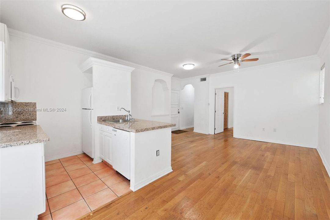 For Sale: $325,000 (2 beds, 1 baths, 800 Square Feet)