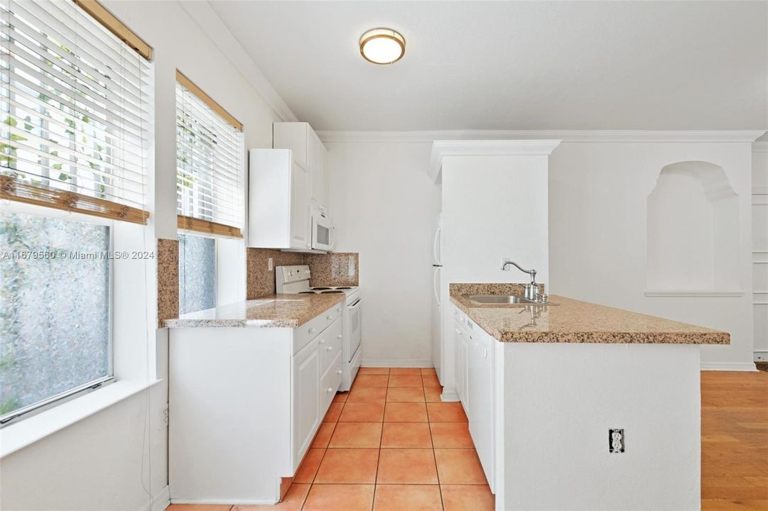 For Sale: $325,000 (2 beds, 1 baths, 800 Square Feet)